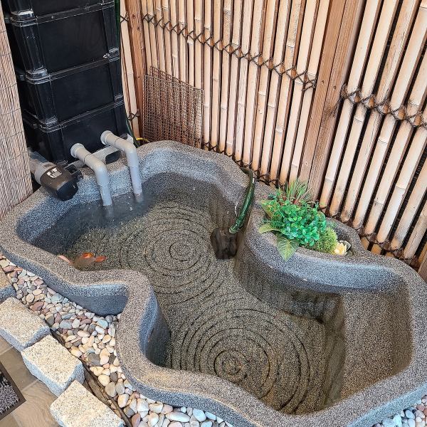 入り口の小さな池が目印です♪