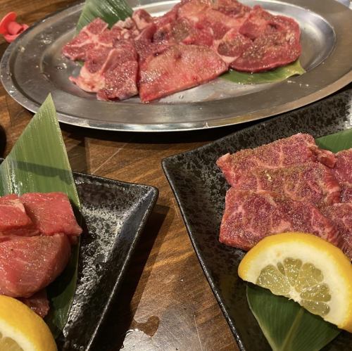 塩ホルモン以外にも、牛、豚、鶏～野菜、魚介まで様々な品をご用意◎