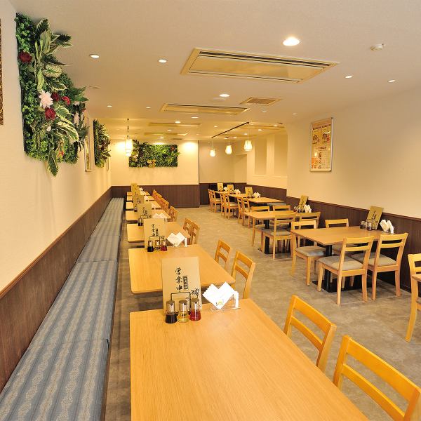 どなたにも気軽にお立ち寄りいただける台湾料理店です!店内はお席同士の間が広く設けられており、ゆったりとお食事をお楽しみいただけます◎カジュアルな雰囲気で、ご友人とのお食事やご宴会にぴったり◎豊富なメニューでご用意する本格台湾料理をぜひご堪能くださいませ!