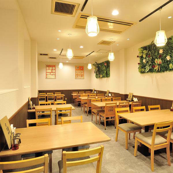 店内は広々とした明るい空間で、最大130名様まで貸し切りでのご利用もOK☆大人数でのパーティーやイベント、会社宴会などにオススメ!開放的で過ごしやすいお店で、長時間のご滞在でものんびりとお食事を楽しめます。スタッフがお客様のニーズに合わせた空間作りをサポートいたしますので、お気軽にお問い合わせください◎