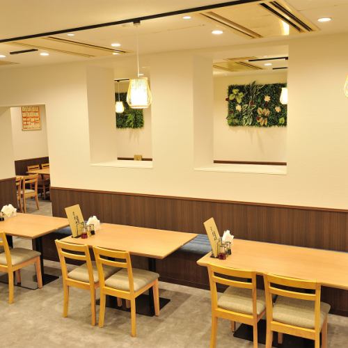 お洒落なテーブル席をご用意しております。周囲があまり気にならない余裕のあるつくりで、のんびりとお過ごしいただけます◎