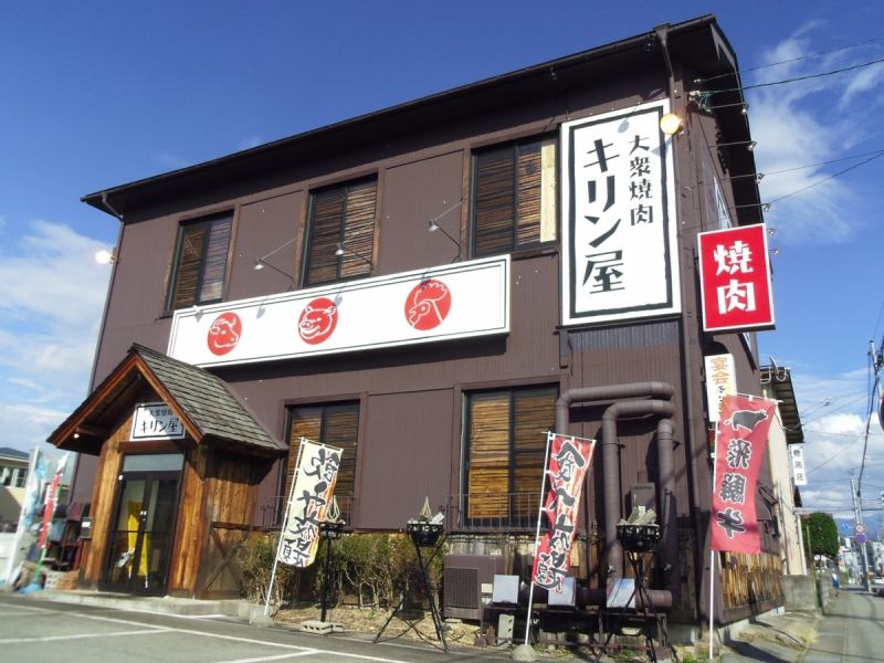 高山市中心地、駐車場はお店の前に15台分あり。高山駅から徒歩10分と、アクセスもいい。