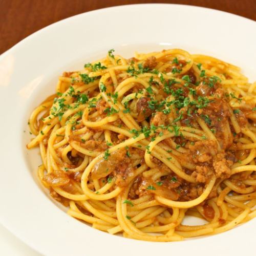 【上質なディナーを】牛肉と新鮮野菜をじっくり煮込んだ深い味わいの「自家製ミートソースのスパゲティ」