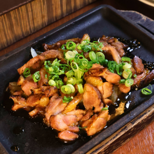 ひねもも肉のあぶり鉄板焼き