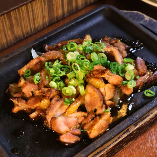 ひねもも肉のあぶり鉄板焼き