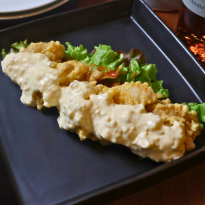 用嫩鸡腿肉制成的南蛮鸡