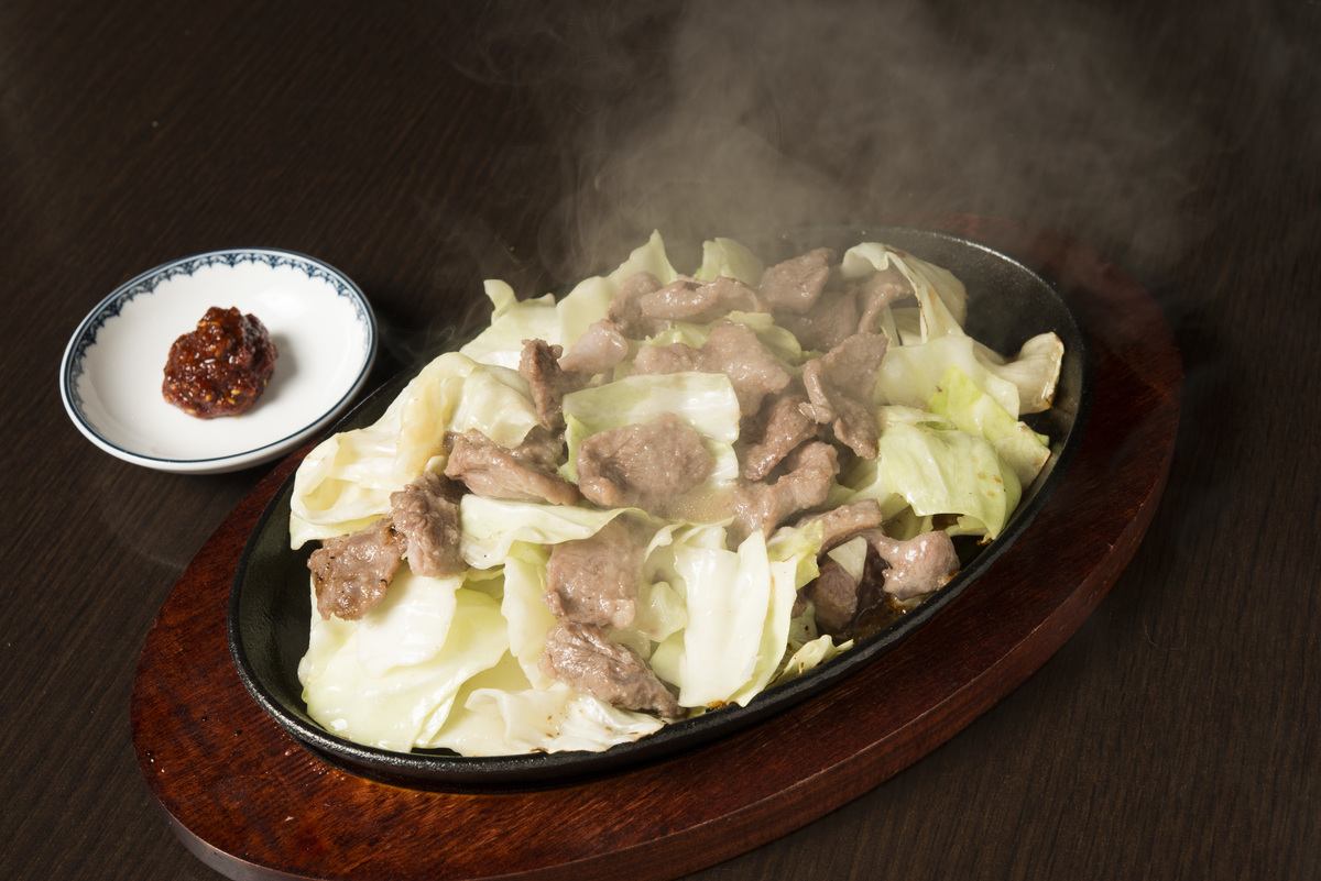 뜨거운 철판에서 피어 오르는 '김'과 '마늘의 향기 "! 하카타의 인기 음식"철판 불고기'!!