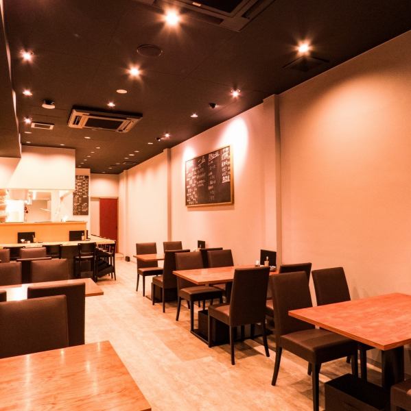 【テーブル席4名様席×6卓】お店全体の雰囲気は、シンプルでありながら明るさと温かみを合わせ持つ店内、どなた様からも愛される空間です。ご友人同士のお集まりから会社宴会まで、様々なシーンに◎貸切宴会も承ります。