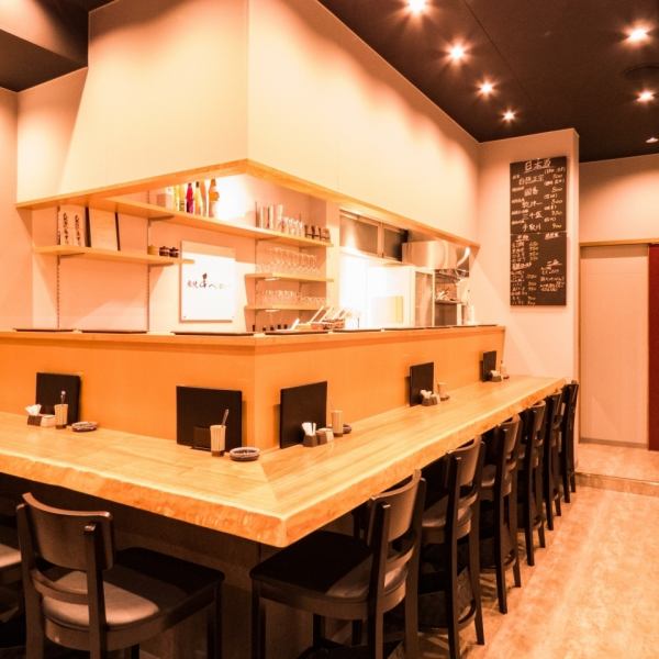 カウンター席は9席ご用意しております。お仕事帰りのサク飲みや、大人のデートにもおすすめです。スタッフとの会話も楽しみながら、素敵な時間をお過ごしください。