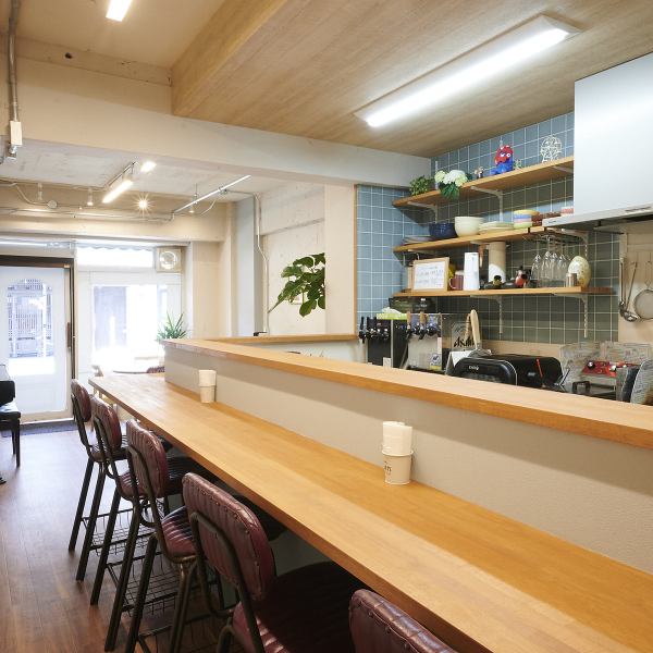 落ち着いた雰囲気の店内には、思わず心が和む素敵なインテリアが多数揃っております。さらに、店内にはピアノを完備しており、今後は生演奏を楽しむイベントを企画しております。美味しいお料理と共に、特別な空間でのひとときをお楽しみください。