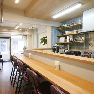 ライブ感満点のカウンター席は、絶妙なタイミングでお食事やお飲物をご提供させて頂きます！