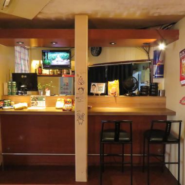 カウンター席もございます。キッチンには明るくフレンドリーな店主さんがいらっしゃいます！お一人様でも気軽に入れるお店となっております♪ぜひお越しください！