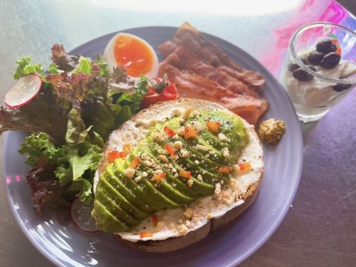 【BLUNCH MENU】　アボガド