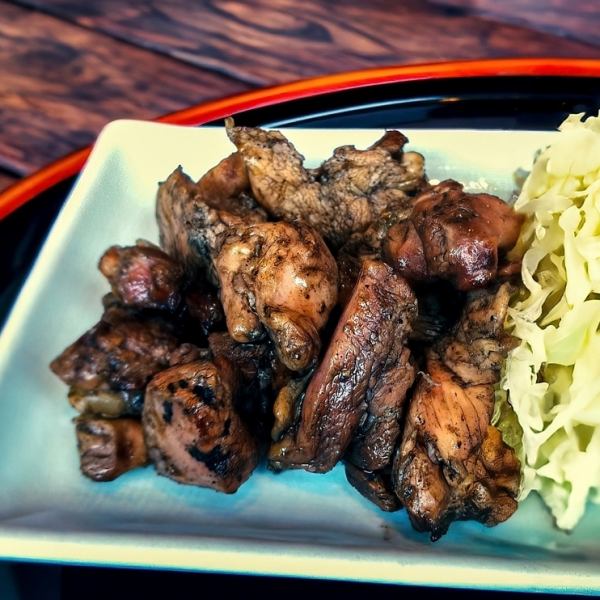 【赤地鶏の炭火もも焼き】弾力があり食べ応えの十分のジューシーな赤地鶏を使用！味わい深い逸品料理です。
