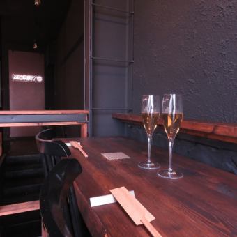 A fashionable hideout counter with a little mood.A space perfect for adult dating.