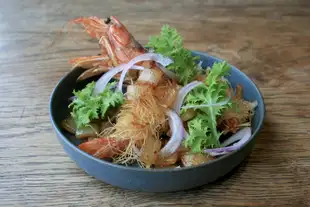 Shrimp chili fried in a spiral