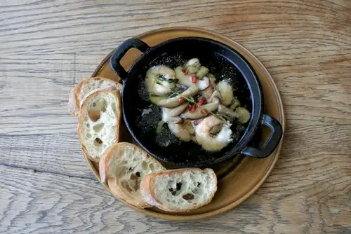 Everyone's favorite shrimp ajillo ~served with baguette~