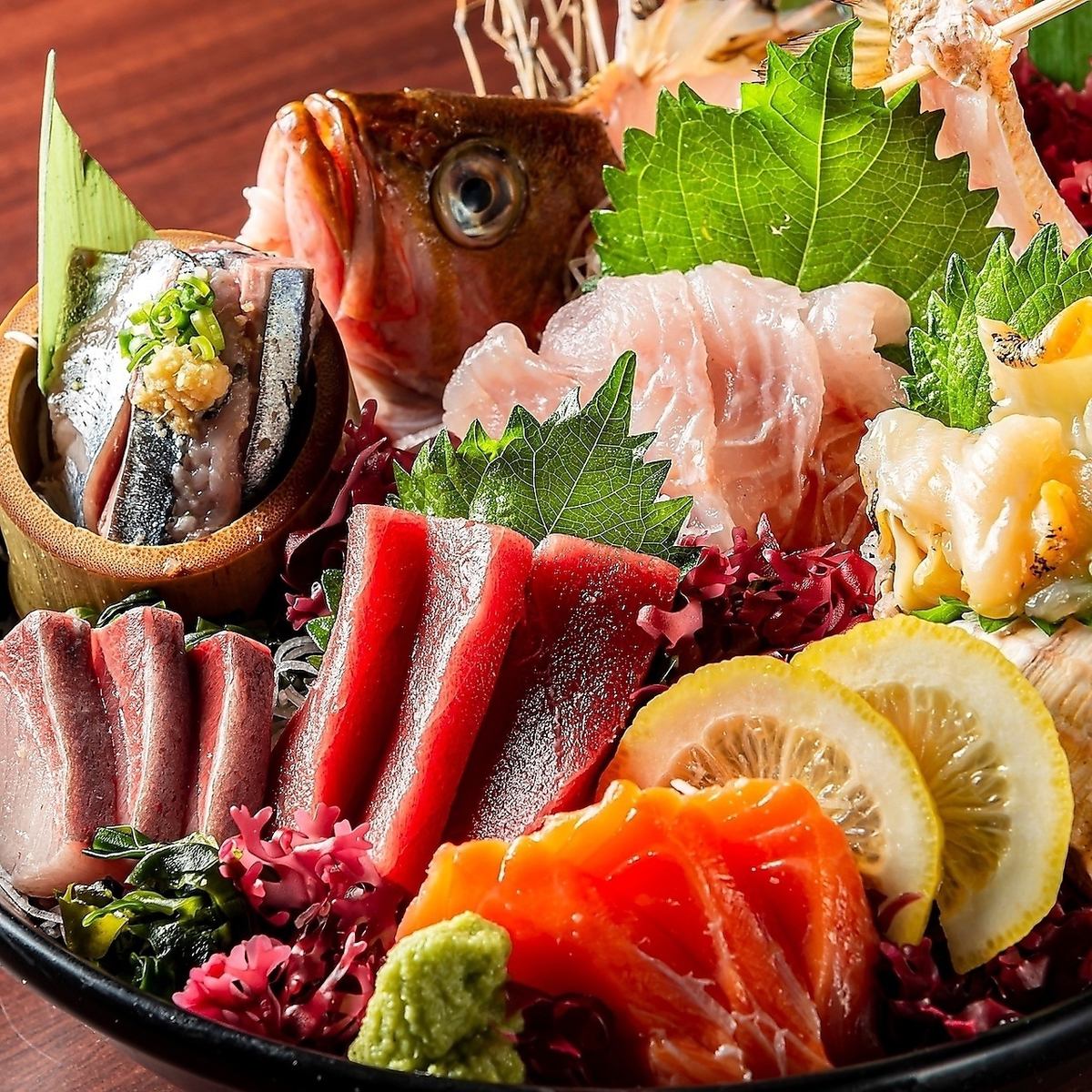 Enjoy the colorful and beautiful appearance and the delicious flavor of extremely fresh sashimi!