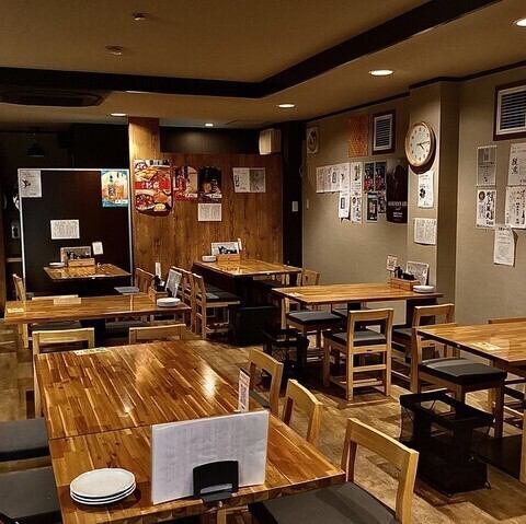 【さまざまなシーンに対応可能】落ち着いた雰囲気の中でゆっくりと食事をお楽しみいただけます。店内には、カウンター、テーブル席、お座敷を完備◎おひとり様での気軽なサク飲みやご家族連れはもちろん、8名様ほどの小宴会、40名様までの貸切宴会などあらゆるシーンに対応可能です。ぜひ、用途に合わせてご利用ください！