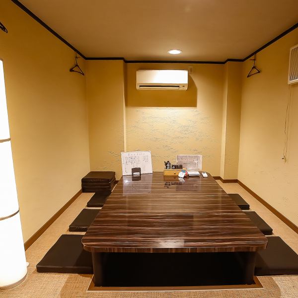 【最大8名様までの小宴会も可能】和を基調とした店内には、お座敷を含む多種多様なお席をご用意しております。ゆったりと足を伸ばして寛げるお座敷は、ご家族やご友人とのお食事にも最適です。最大8名様までの小宴会も可能ですので、お仕事終わりの飲み会にもぴったり◎皆様のご予約をお待ちしております！