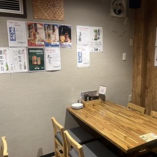 落ち着いた雰囲気の店内には、4名様ほどのお集まりに最適なテーブル席をご用意◎ご家族連れやご友人同士の飲み会、女子会など幅広いシーンでご利用ください！