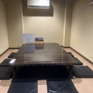 お座敷では最大8名様までの小宴会が可能◎ゆったりと足を伸ばして寛ぎながら、自慢の海鮮料理や豊富な地酒をご堪能ください。ご予約をお待ちしております！