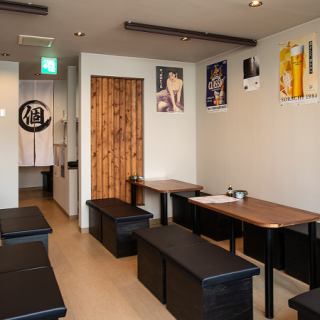 テーブル席は全部で12卓ご用意しております。カジュアルな雰囲気の中で、友人や同僚と楽しいひとときをお過ごしいただけます！広々としたスペースで、食事やお酒を楽しむのに最適な場所です★心温まるおもてなしをご堪能ください！