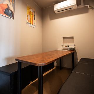 プライベート感を重視した個室6名様用ルームをご用意しております。静かな環境で、ビジネスの会話や大切な友人との食事を楽しむのにぴったりです。お料理やお酒を味わいながら、ゆったりとした時間をお過ごしください♪