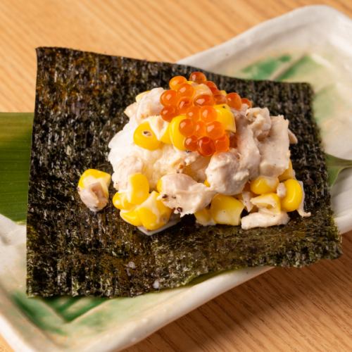 Chicken thigh with mayonnaise and corn ~ topped with salmon roe ~ 1 dog roll