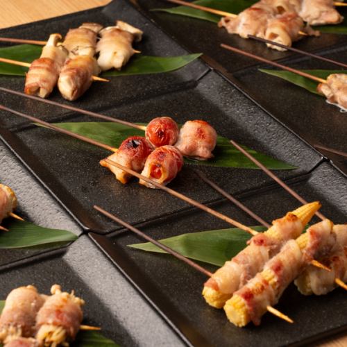 Mikawa Sakaba is an izakaya where you can enjoy skewered skewers, meat sushi, and seafood dishes.