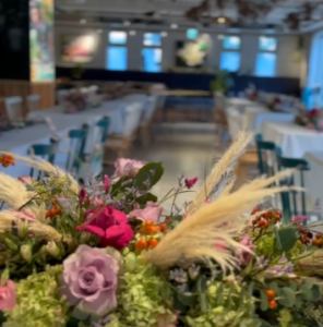 【16時から貸切可能★】最大100名収容◎広々としたお洒落な店内で、各種パーティー・宴会にご利用いただけます！