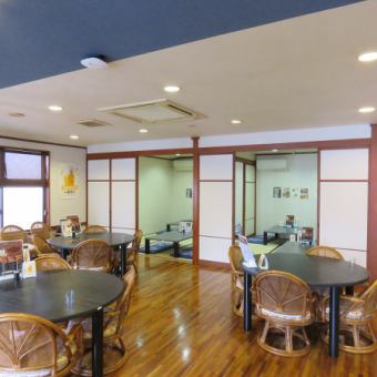 4名掛けの丸テーブル席が5つございます。