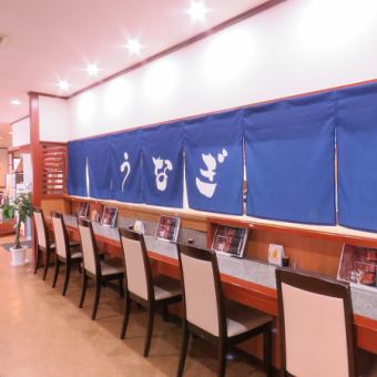 カウンター席が6つございます。