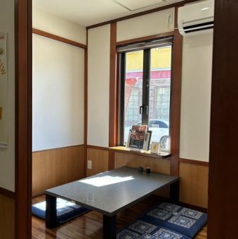 4名様用の個室が2つございます。