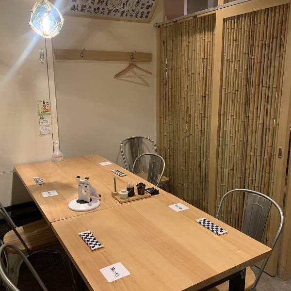 1 minute walk from the west exit of Yokohama Station.A stylish private room where you can feel the warmth of wood such as a single plate table.We have spacious table seats, small private rooms, large private rooms, and counter seats where you can see the craftsmanship.Please feel free to contact us if you would like a seat.