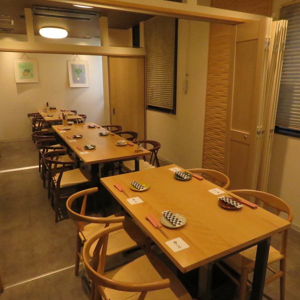 A relaxing space with a warm feeling, featuring wooden materials such as tables.We have curtained tables for 2-4 people, curtained tables, and private rooms with doors for 5-20 people.We also accept reservations for private use at our sister restaurant next door, "AKATSUI NO KURA," for groups of 35 or more.Please contact us.