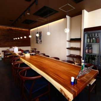 [Private room] A completely private room that can accommodate 10 to 16 people.The large, solid wooden table allows large groups to sit together without having to move away from each other.■We are currently experiencing a large number of requests for private rooms.We recommend that you make your reservation early, at least two weeks prior to your planned visit, especially for private rooms on Fridays and Saturdays.