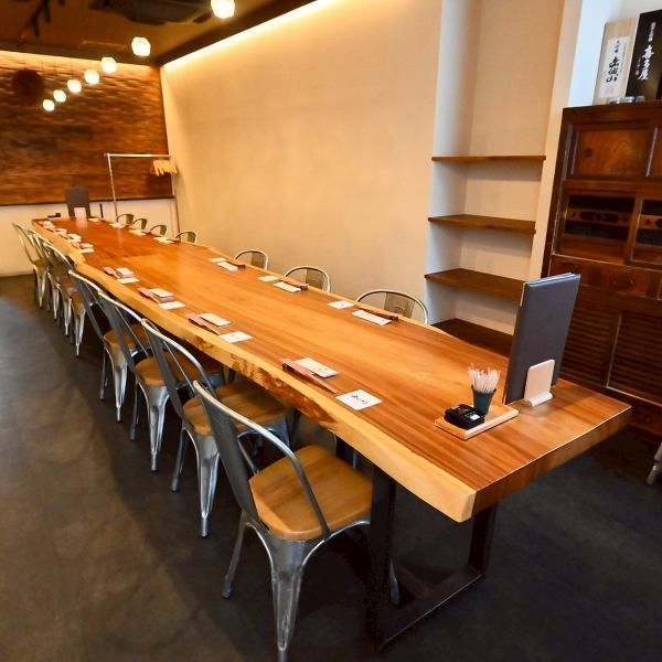 10名様からご利用いただける完全個室席（通称　日本酒会議室）。人気のお席なのでお問い合わせはお早めにお願い致します。