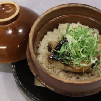 『越田商店』ものすごい鯖の土鍋飯