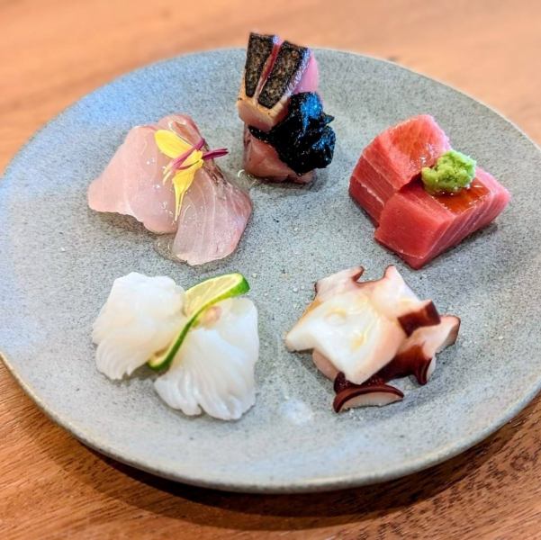 当店自慢の天然鮪と旬魚のお刺身盛り合わせ