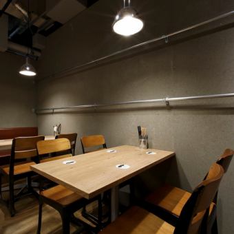 It is a table seat that can accommodate the number of people.We will guide you to the seats according to the scene ♪