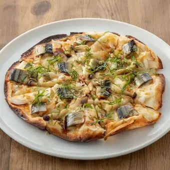 秋刀魚の炭焼き風トルティーヤピザ