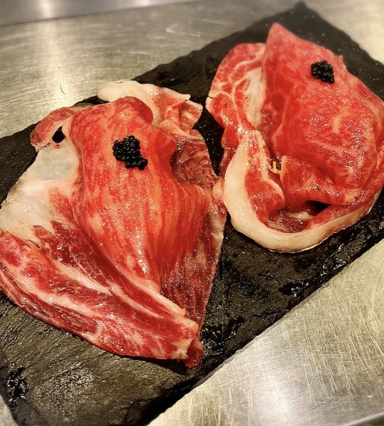 【肉本来の旨味を楽しめる♪】炙り肉ずし 2貫 980円(税込)