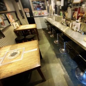 テーブル席のご用意もあります◎最大4名様でご利用いただけるテーブル席はご友人との集まりや、ご家族でのご利用にも最適！ゆったりとしたひとときをお楽しみいただけます。