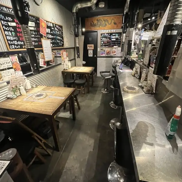 ゆったりとしたひとときをお楽しみいただけるテーブル席をご用意しております◎ご友人との集まりやご家族でのご利用に最適な、落ち着いた雰囲気の空間です♪お子様連れのお客様も大歓迎ですので、家族団らんの素敵な時間をお過ごしいただけますよ！美味しいお肉と共に、皆様でわいわいと楽しいディナータイムをどうぞ◎
