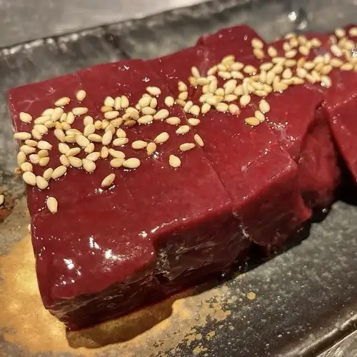 【鮮度抜群の厳選肉】炭火でじっくりと焼き上げてお肉本来の旨味を引き出した和牛レバ焼き♪