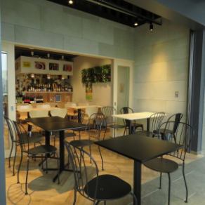 【ご宴会でのご利用もOK】当店では4名様でテーブルを囲んでご利用いただけるテーブル席をご用意しております。会社の同僚や仲間とちょっとした規模のご宴会に是非ご利用下さい！