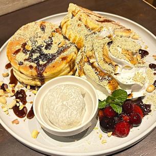 黒胡麻きな粉とアイス大福パンケーキ