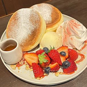 【季節限定】　イチゴたっぷりパンケーキ