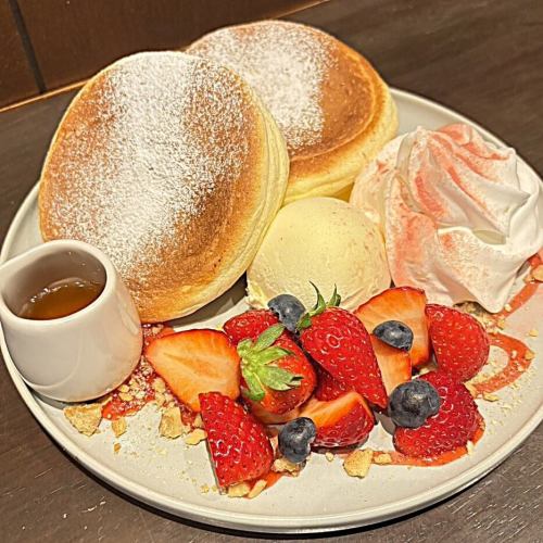 【季節限定】　イチゴたっぷりパンケーキ